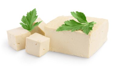 Tofu peyniri kırpma yolu ve tam derinlikteki alan ile beyaz arkaplanda izole edildi,
