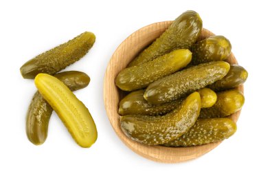 Tahta kasede marine edilmiş salatalık turşusu kesme yolu ve geniş bir alana yayılmış beyaz arka planda izole edilmiş. Üst Manzara. Düz yatıyordu