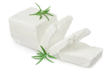 Beyaz arka planda izole edilmiş Feta peyniri. Kırpma yolu ve tam derinlikteki alanla