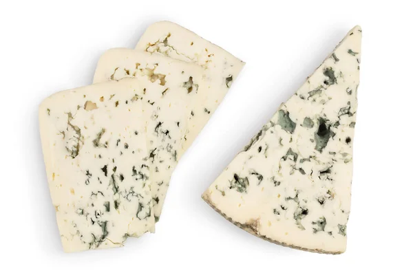 Blauwe kaas geïsoleerd op witte achtergrond met knippad en volle velddiepte. Bovenaanzicht. Vlakke plaat. — Stockfoto
