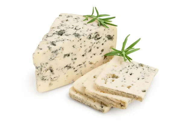 Modrý sýr s rozmarýnem izolovaný na bílém pozadí s odstřihovací pěšinou a plnou hloubkou pole. — Stock fotografie