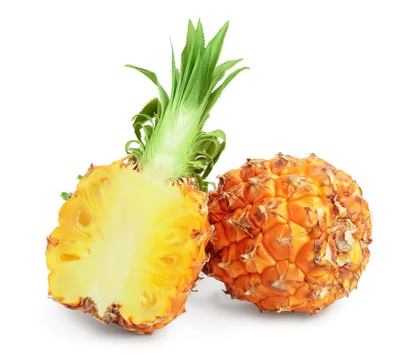 Ananas en half geïsoleerd op witte achtergrond met knippad en volle velddiepte — Stockfoto