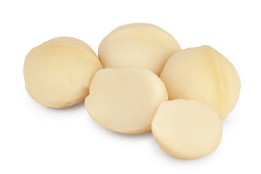 Macadamia fındıkları kırpma yolu ve tam derinlik ile beyaz arkaplanda izole edilmiş.