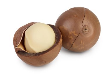 Macadamia fındıkları kırpma yolu ve tam derinlik ile beyaz arkaplanda izole edilmiş.