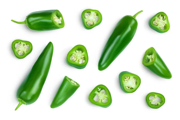 Jalapeno paprika izolált fehér alapon. Zöld chilis paprika vágási útvonallal. Első látásra. Lapos fektetés — Stock Fotó