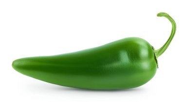 Jalapeno biberi beyaz arka planda izole edilmiş. Kesme yolu ile yeşil biber ve tüm alan derinliği.