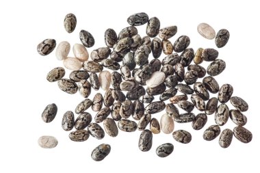 Chia tohumları kırpma yolu ve tam derinlikteki beyaz arkaplanda izole edildi. Üst Manzara. Düz yatıyordu.