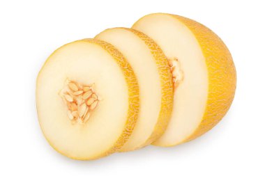 Kavun yarısı ve kesme yolu ile beyaz arka planda izole edilmiş dilimler ve tam alan derinliği. Üst Manzara. Düz yatıyordu
