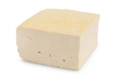 Tofu peyniri kırpma yolu ve tam derinlikteki alan ile beyaz arkaplanda izole edildi,