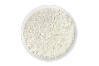 Beyaz arka planda izole edilmiş seramik kasede beyaz un. Üst Manzara. Düz yatıyordu