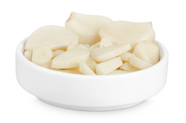 Beyaz arka planda izole edilmiş seramik kasede sarımsaklı karanfil dilimleri..