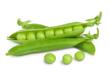 Taze yeşil bezelye kabuğu beyaz arka planda izole edilmiş fasulyeler..