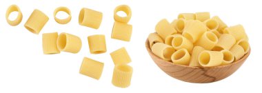 Beyaz arka planda izole edilmiş çiğ İtalyan makarnası. Mezze Maniche Rigate Bronz madalyası. Metnin için kopyalama alanı olan üst görünüm. Düz yatıyordu.