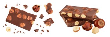 Fındıklı çikolata beyaz arka planda izole edilmiş, geniş bir alana yayılmış. Üst Manzara. Düz yatıyordu.