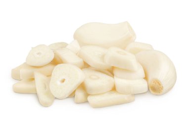 Beyaz arka planda izole edilmiş sarımsaklı karanfil dilimleri..