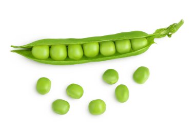 Taze yeşil bezelye kabuğu ve beyaz arka planda izole fasulye. Üst Manzara. Düz yatıyordu.