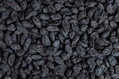 Arkaplan olarak siyah kuru üzüm. Üst Manzara. Düz yatıyordu.