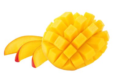 Beyaz zemin üzerinde tam derinlikte mango dilimleri izole edilmiştir..