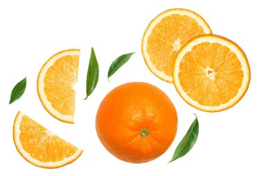 Beyaz arka planda izole edilmiş turuncu meyve dilimleri. Üst Manzara. Düz yatıyordu