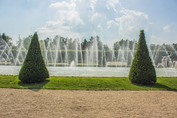 Odkryty Park Drzewami Fontanną Lecie Jasny Kolorowy Dzień — Zdjęcie stockowe