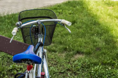 yumuşak odak döngüsü kavramı yeşil çim zemin üzerine