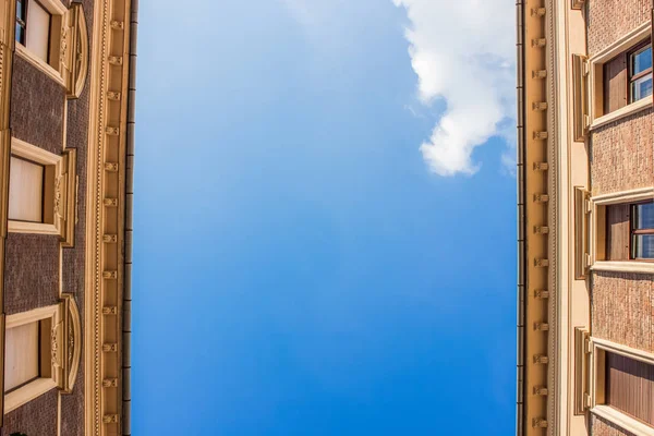 Blauer Himmelshintergrund Zwischen Alten Häuserwänden Von Unten Mit Leerem Raum — Stockfoto