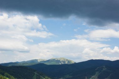 yumuşak renkler dağlar doğa manzara orman