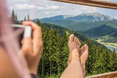 geri kalan kadın çıplak ayak kavramı üzerinde orman dağ doğa arka plan manzara