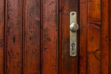 Kapı kolu kolu kırmızı ahşap kapı arka plan doku kopyalama veya metin için boş alan ile