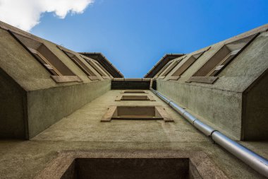 Bina beton dış cephe duvar kavramı mavi gökyüzü ile aşağıdan simetri 