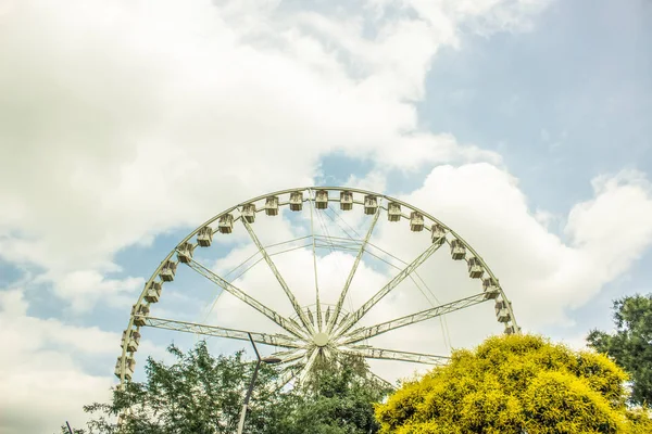 Roda Gigante Acima Das Árvores Céu Azul Nublado — Fotografia de Stock