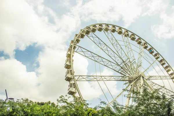 Ferris Wheel Trees Blue Cloudy Sky — Stock Photo, Image