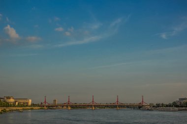 nehir ve saat akşam içinde köprü ile kentsel city scape