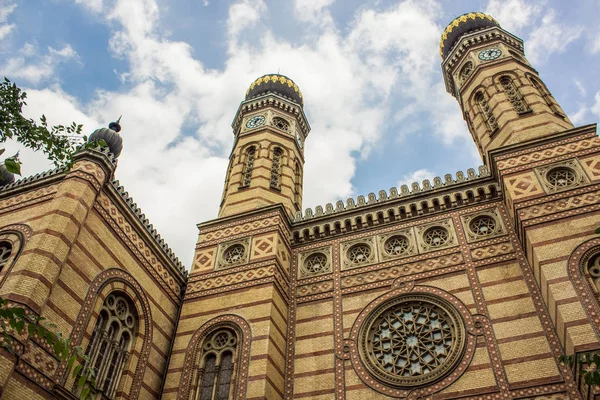 Sinagog mimari cephe ve mavi gökyüzü bulutlu 