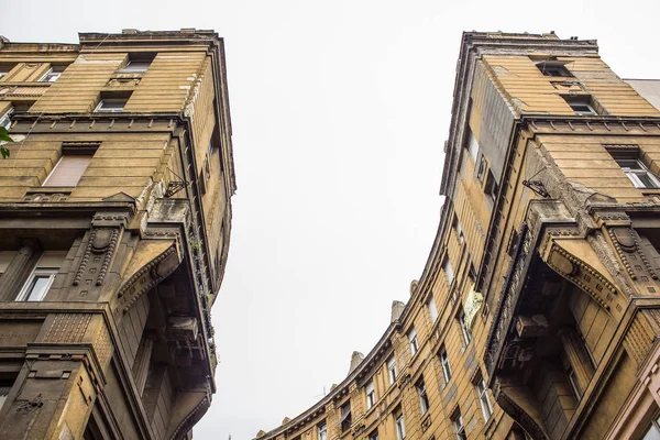 Backstreet Byggnader Väggar Underifrån Och Grå Himmel Koncept — Stockfoto