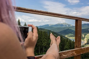 yumuşak odak dinlenme kavramı orman dağ doğa arka plan üzerinde kız çıplak ayaklı