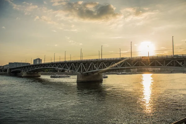 günbatımı zaman kentsel şehir scape kıyı ve nehir üzerinde köprü ile yansıma ve akşam güneşi arka planda ile vurdu