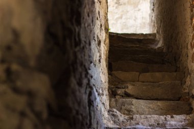 kale koridorda eski Beton merdivenler