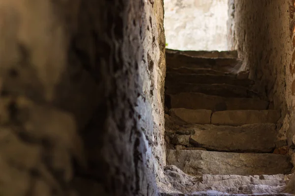 kale koridorda eski Beton merdivenler