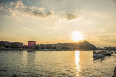 Budapeşte waterfront kentsel şehir bölgesinde günbatımı akşam saat gemi ve Tuna Nehri manzaralı