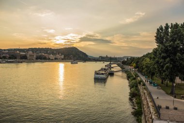 Budapeşte waterfront kentsel şehir bölgesinde günbatımı akşam saat gemi ve Tuna Nehri manzaralı