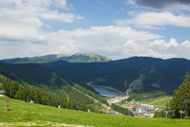 Orman Dağ Doğa Manzara Dağ küçük köy resort yakınlarındaki