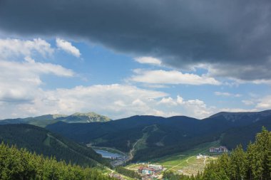 Orman Dağ Doğa Manzara Dağ küçük köy resort yakınlarındaki