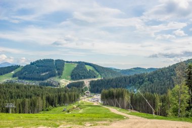 Orman Dağ Doğa Manzara Dağ küçük köy resort yakınlarındaki