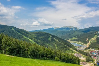 Orman Dağ Doğa Manzara Dağ küçük köy resort yakınlarındaki