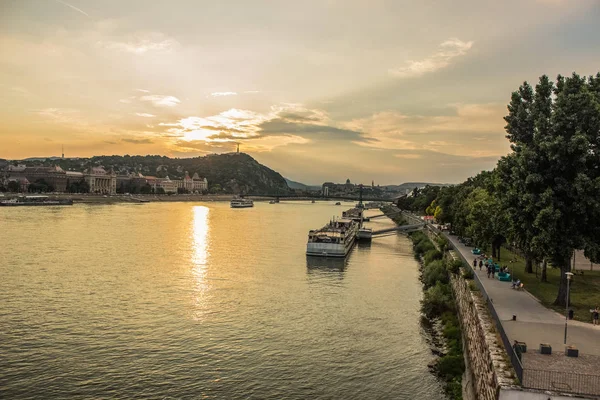 Budapeşte waterfront kentsel şehir bölgesinde günbatımı akşam saat gemi ve Tuna Nehri manzaralı