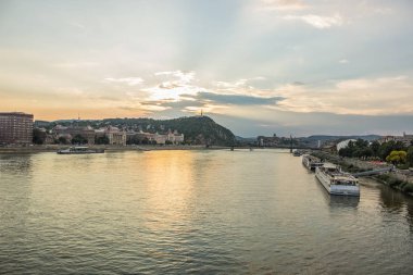 Budapeşte waterfront kentsel şehir bölgesinde gri gün