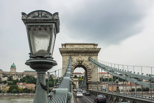 Budapeşte eski kentsel şehir bölgesinde gri yağmurlu bir gün köprü ve fener kavramı 