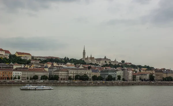 Budapeşte waterfront kentsel şehir bölgesinde gri gün