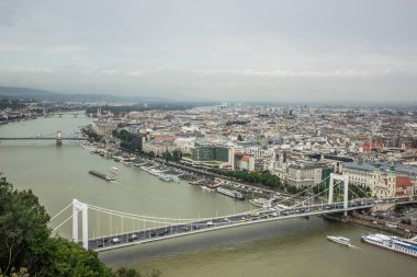 Budapeşte yağmurlu ve sis gün kıyısında kentsel şehir ilçe scape tepenin üst üstte ufuk görünümünde dağ ile 